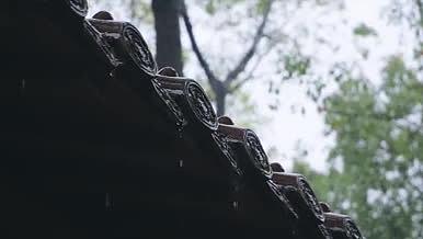 4K实拍园林建筑屋檐雨滴视频的预览图
